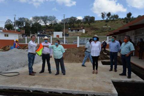 Da alcalde de Nanacamilpa banderazo de inicio de obra a techumbre en comunidad de Tepuente imagen 4