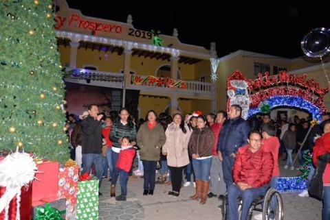 Alcalde realizó el encendido del Árbol de la Navidad imagen 3