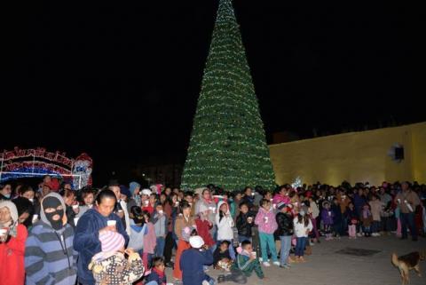 Alcalde realizó el encendido del Árbol de la Navidad imagen 1