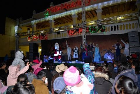 Alcalde realizó el encendido del Árbol de la Navidad imagen 2