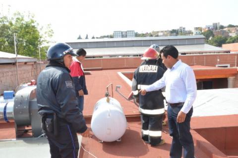 Atiende protección civil capitalina y bomberos fuga de gas en Plaza San José