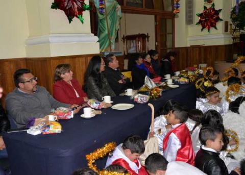 Alcalde de Nanacamilpa se suma a las tradiciones navideñas del CEA imagen 3