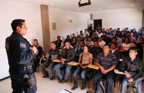 Capacitan a aspirantes a policías de proximidad en Apizaco imagen 2