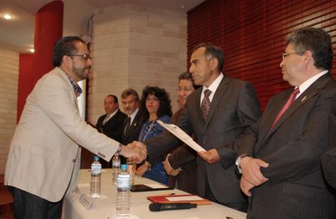 Entregó la UAT $848 mil a docentes para incentivar la investigación a través de redes temáticas