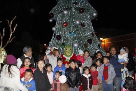 Con el encendido del Árbol de Navidad sirva para que reflexionemos: alcalde imagen 1