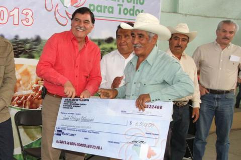 Entrega MGZ apoyos a productores afectados por siniestros de 2013