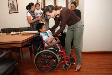 Otorgan material médico a menor lesionado por explosión en Tepactepec