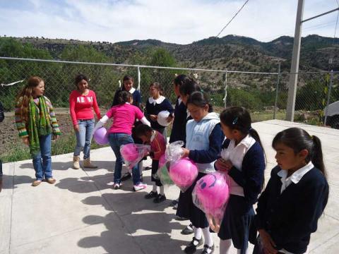 “Regalan sonrisas” alumnos de la UPN a niños del CONAFE