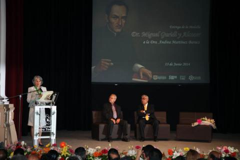 Condecoran en Tlaxcala a la historiadora Andrea Martínez Baracs