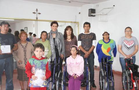 Entrega nuevos apoyos el SMDIF de Apizaco a personas de escasos recursos