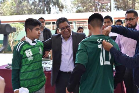 Hacen entrega de uniformes escolares en Secundaria Juan Cuamatziz en Teolocholco imagen 29