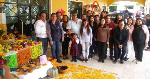 Alcalde encabezó la 2da Exposición de Ofrendas en el Día de Muertos imagen 1