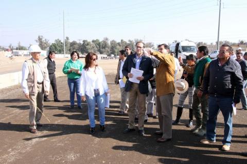 Supervisan MGZ y subsecretario de SCT vialidades en construcción