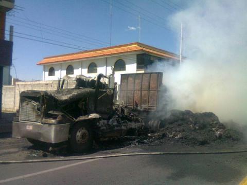 Se incendia tractocamión en los límites de Apetatitlán y Chiautempan imagen 1