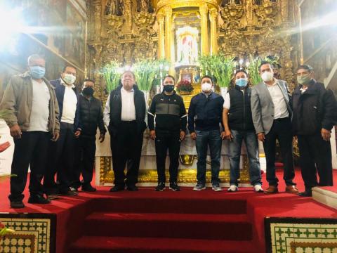 Oscar Cabrito Pérez apoya con adquisición de alfombra en la iglesia de Teolocholco