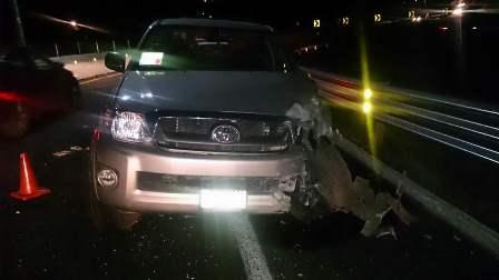 Conductor ebrio choca contra muro de contención