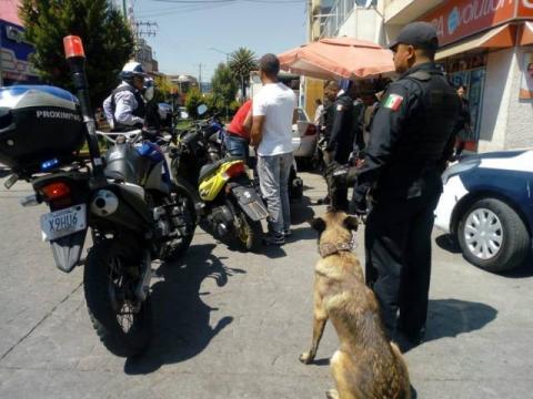Aseguran policías de Apizaco a dos personas por posesión de enervantes durante operativo imagen 1