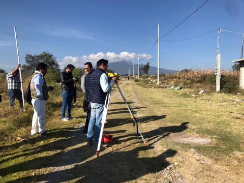 Alcalde impulsa desarrollo en calle Pedregales con guarniciones y banquetas imagen 1