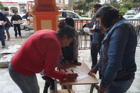 Coadyuvan con la economía familiar entregando paquetes de animales imagen 4