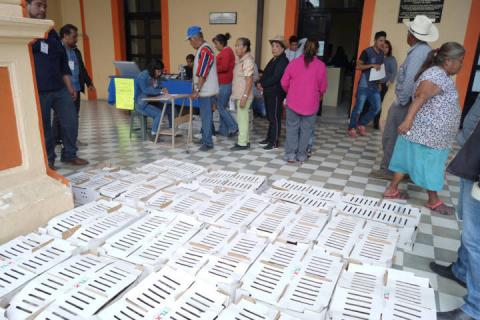Coadyuvan con la economía familiar entregando paquetes de animales imagen 1