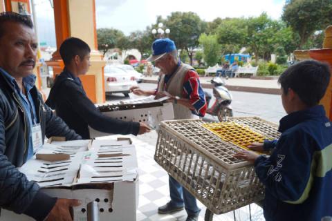 Coadyuvan con la economía familiar entregando paquetes de animales imagen 3