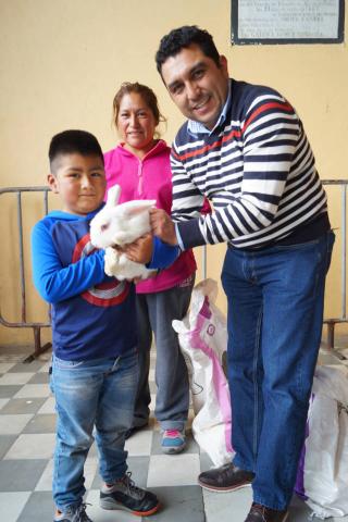 Coadyuvan con la economía familiar entregando paquetes de animales imagen 2