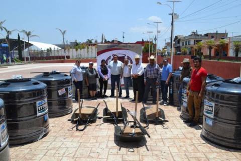 Entrega gobierno municipal de Tzompantepec tinacos y carretillas