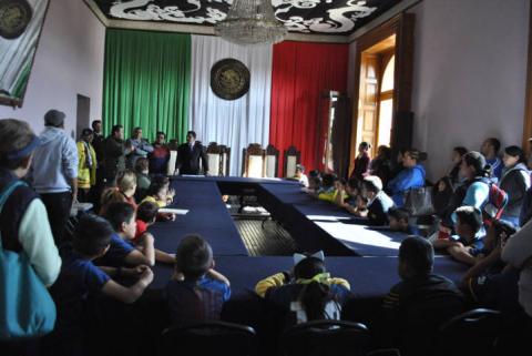 Alcalde fomenta el deporte apoyando, con el transporte a equipo de futbol infantil imagen 4