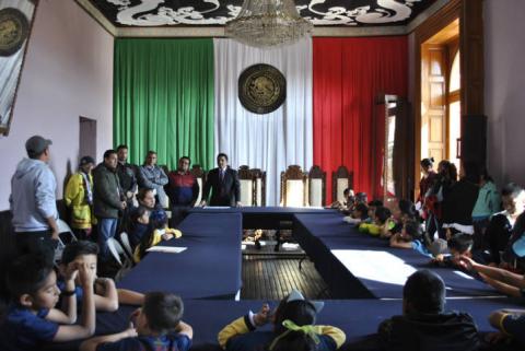 Alcalde fomenta el deporte apoyando, con el transporte a equipo de futbol infantil imagen 2