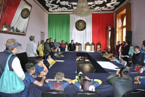 Alcalde fomenta el deporte apoyando, con el transporte a equipo de futbol infantil imagen 1