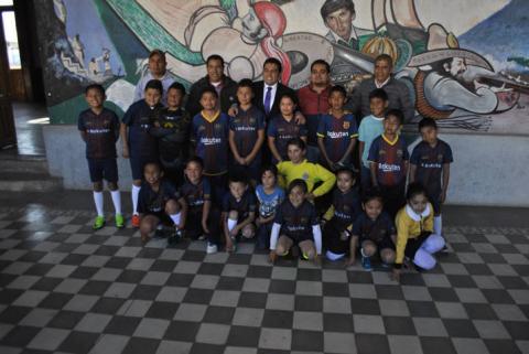 Alcalde fomenta el deporte apoyando, con el transporte a equipo de futbol infantil imagen 3