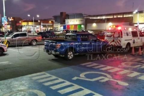 Ejecutan a hombre en estacionamiento de plaza comercial de Apizaco