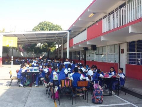 Toman clases en el patio alumnos de primaria Luis G. Salamanca de Tlaxcala imagen 1