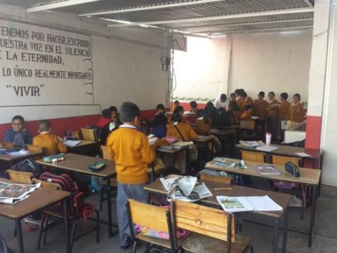 Toman clases en el patio alumnos de primaria Luis G. Salamanca de Tlaxcala imagen 2