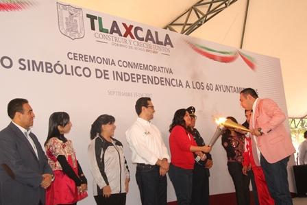 González Guarneros traslada Fuego Simbólico de la Independencia a Españita