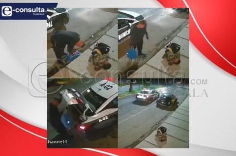 Elemento policiaco de Apizaco r0ba mochila de un sujeto tirado en la vía pública