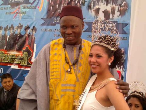 Príncipe de Camerún corona a la reina de la Feria Tocatlán imagen 1