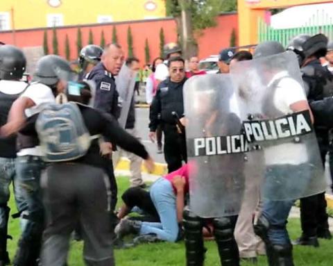 Desaloja la fuerza púbica con gas lacrimógeno a normalistas en Tlaxcala imagen 16