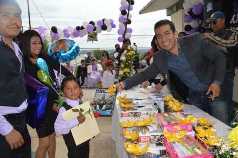 Bladimir Zainos entrega diversos apoyos para clausuras de ciclos escolares imagen 4