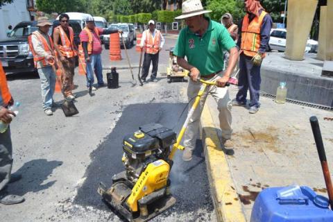 Siguen los trabajos de bacheo en la ciudad capital imagen 2