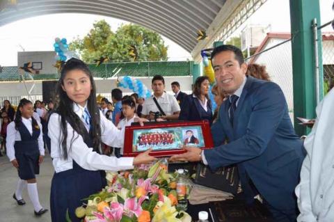 Bladimir Zainos entrega diversos apoyos para clausuras de ciclos escolares imagen 3