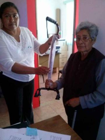 Alcalde beneficia a abuelitos de Xicohtzinco con aparatos funcionales imagen 3