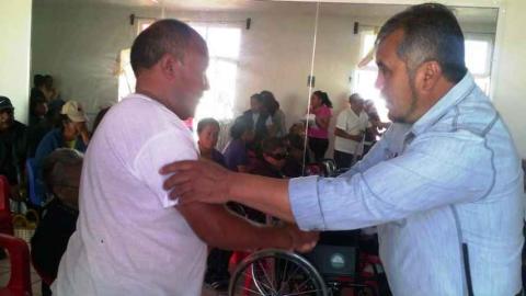 Alcalde beneficia a abuelitos de Xicohtzinco con aparatos funcionales imagen 1