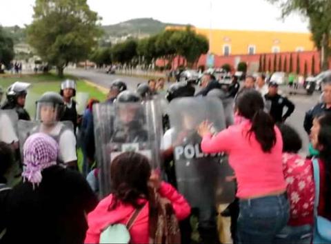 Desaloja la fuerza púbica con gas lacrimógeno a normalistas en Tlaxcala imagen 26