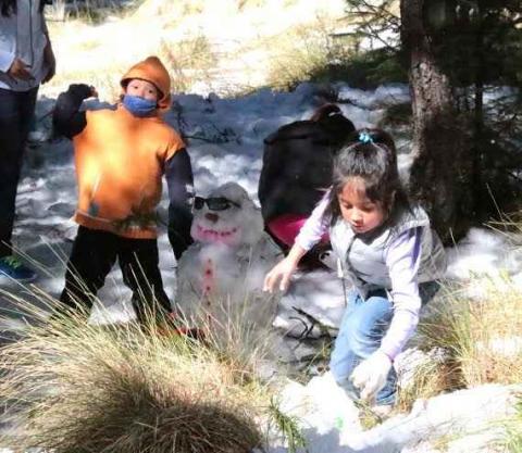 Llegan cientos de visitantes a la nieva de la Malintzi imagen 14