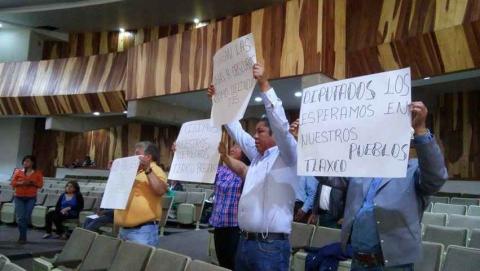 Increpan presidentes de comunidad de Tlaxco a diputados por quitarles voto imagen 2