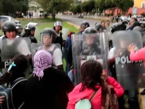 Desaloja la fuerza púbica con gas lacrimógeno a normalistas en Tlaxcala imagen 28