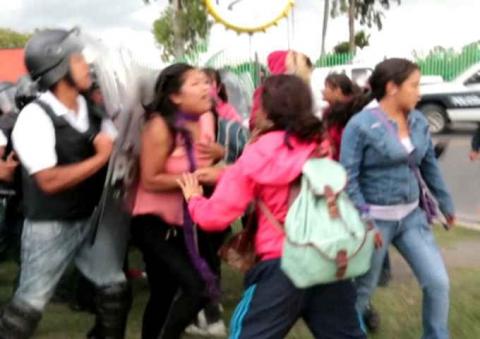 Desaloja la fuerza púbica con gas lacrimógeno a normalistas en Tlaxcala imagen 27