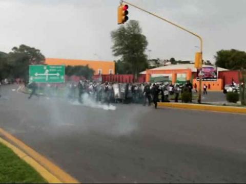 Desaloja la fuerza púbica con gas lacrimógeno a normalistas en Tlaxcala imagen 33