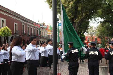 Asiste Ayuntamiento de Totolac a ceremonia de izamiento de bandera imagen 1